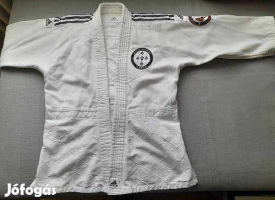 Küzdő sport ruha, botok tokkal együtt