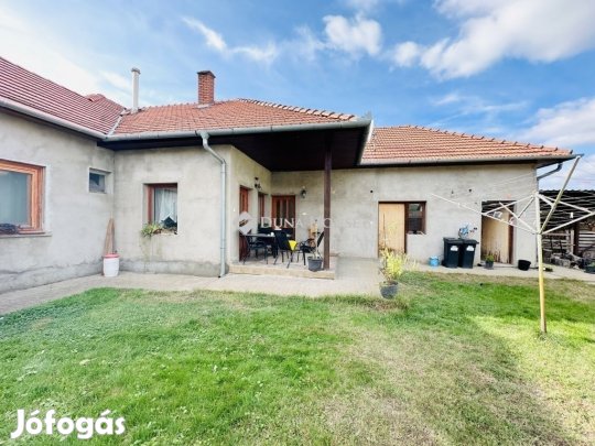 LAKITELEK CSENDES UTCÁJÁBAN FELÚJÍTOTT KÁDÁRKOCKA HÁZ ELADÓ