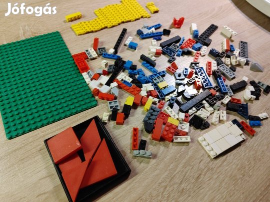 LEGO elemek egyben