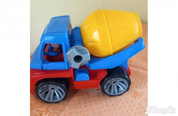 LENA játék betonkeverő (29 cm), vezetőfülkébe ültethető figurával