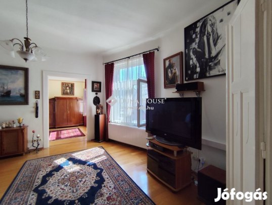 LIFTES házban FELÚJÍTOTT, napfényes lakás