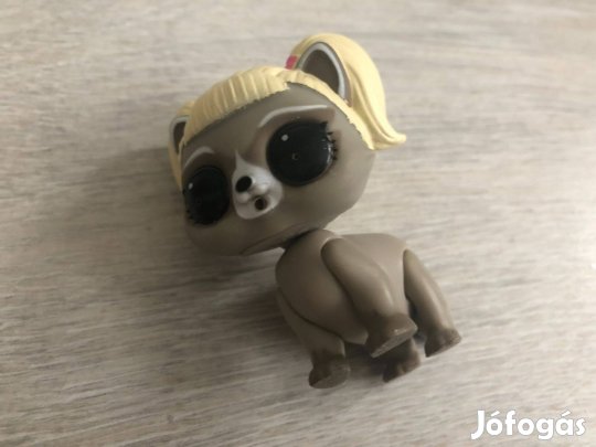 LPS jellegű mosómaci, mosómedve játék lány figura
