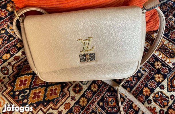 LV márkajelzésű táska