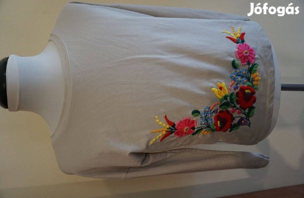 L-es bézs kivágásos női blúz népművész kalocsai hímzéssel eladó