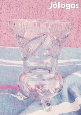 Lábakon álló kristály váza kézi metszésű Bécsi barokk mintázattal. Ann