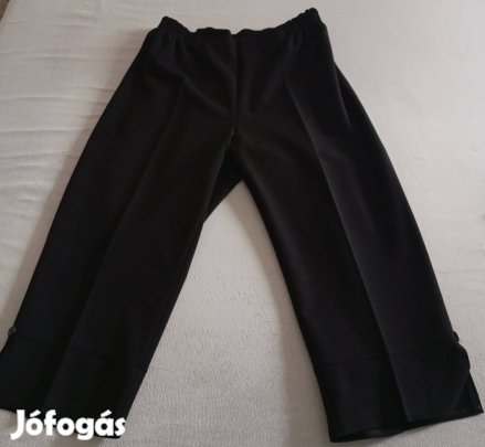 Lábszárközépig érő, fekete női nadrág