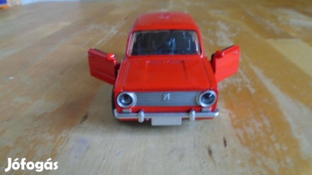 Lada -szerű fém, elemes, lendkerekes, világít, hangot adó Autó