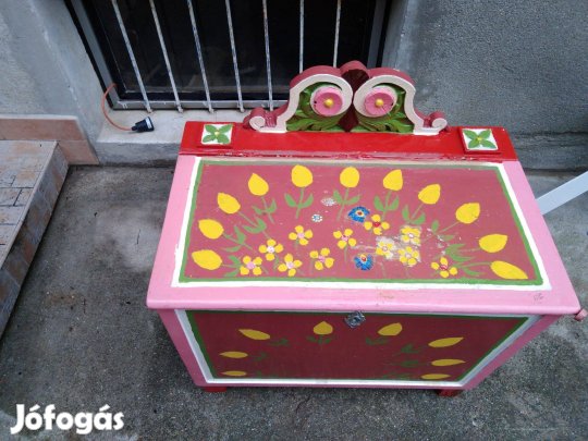 Láda ruhás faláda erdélyi stílusú