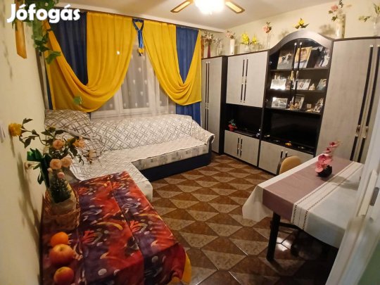 Lakás eladó Pakson!