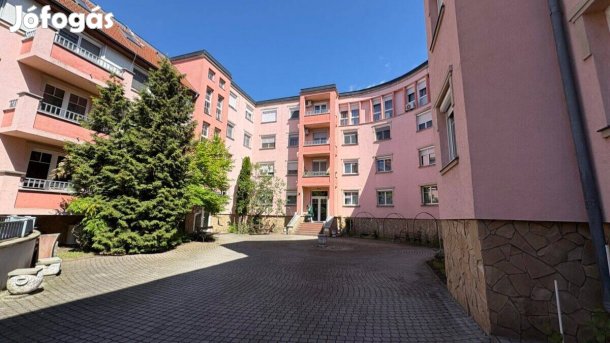 Lakás eladó a Dayka házban