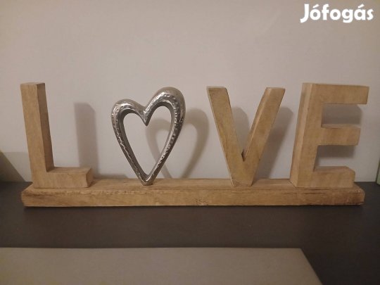 Lakásdekoráció "LOVE" felirat
