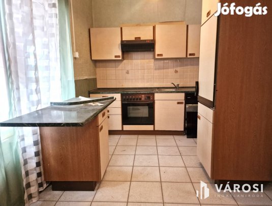 Lakhatásra kialakított, belvárosi, földszinti üzlethelyiség