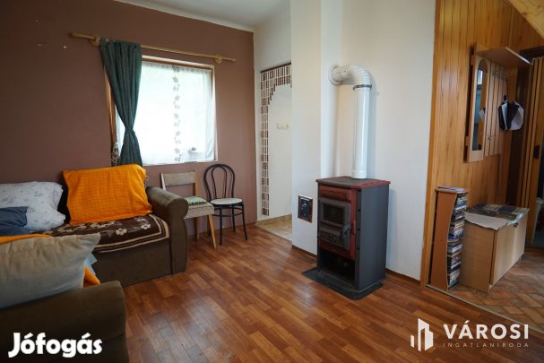 Lakható zárt kert, idilli környezetben