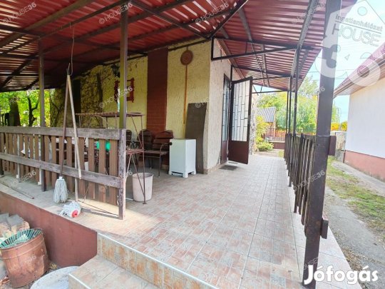 Lakitelek-Tőserdőn eladó fűthető hétvégi ház lakóingatlannak is!