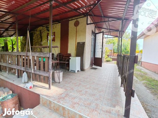 Lakitelek-Tőserdőn eladó fűthető hétvégi ház lakóingatlannak is!