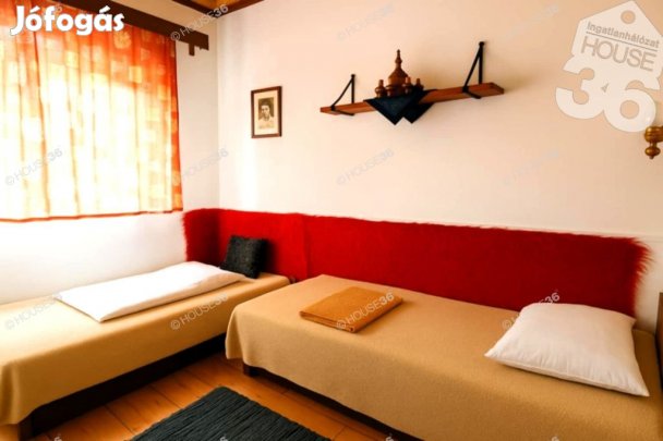 Lakitelek-Tőserdőn eladó fűthető hétvégi ház lakóingatlannak is!