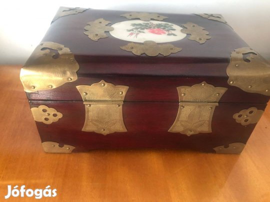 Lakk ékszeres doboz réz veretekkel festett porcelán betéttel eladó