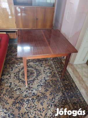 Lakkozott fa étkezőasztal