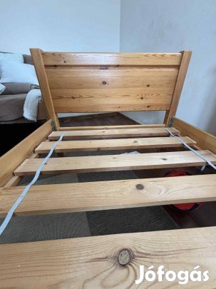 Lakkozott fenyő ágy
