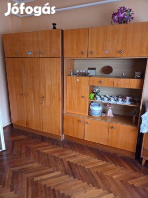 Lakkozott szekrények