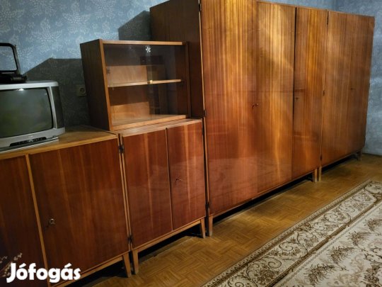 Lakkozott szekrénysor dohányzóasztallal