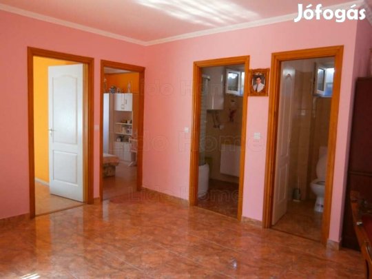 Lakóház, Balatontól 5 Km-re eladó!