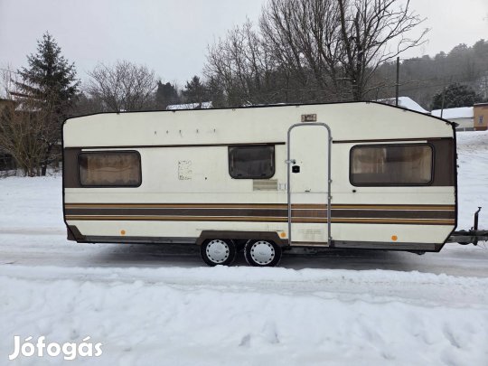 Lakókocsi, 4-5 személyes, a szállítás megoldható
