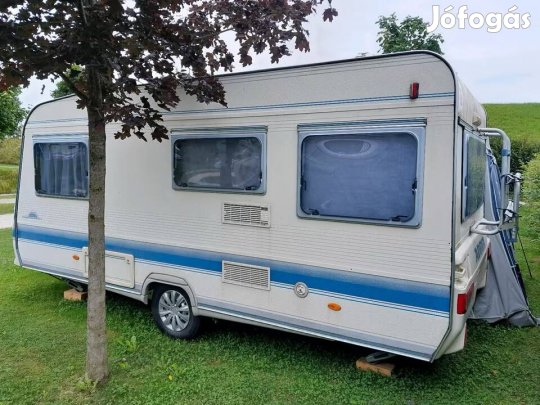 Lakókocsi eladó nagy elő sátorral - telepítésre