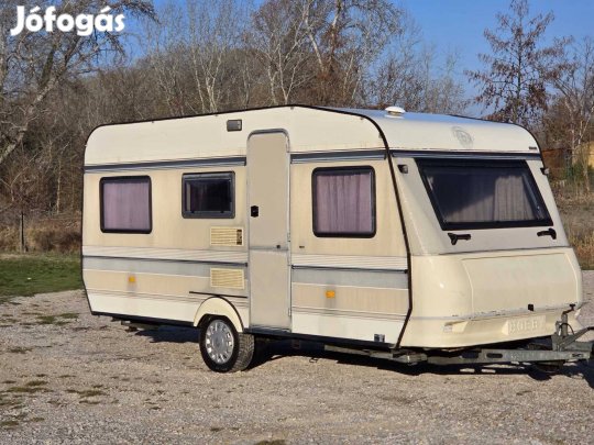 Lakókocsi elősátorral, 1100kg, szép fehér bútorzattal, papírozható
