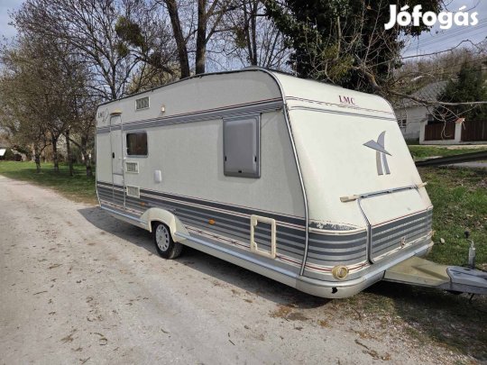 Lakókocsi elősátorral, 2001-es, 2 év friss magyar műszakival