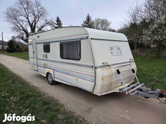 Lakókocsi elősátorral, biciklitartóval, jó állapot, papirozható