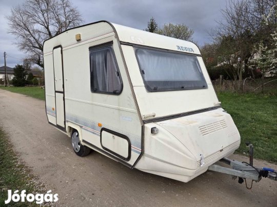Lakókocsi elősátorral, kisméretű, jó állapotú, telepítésre