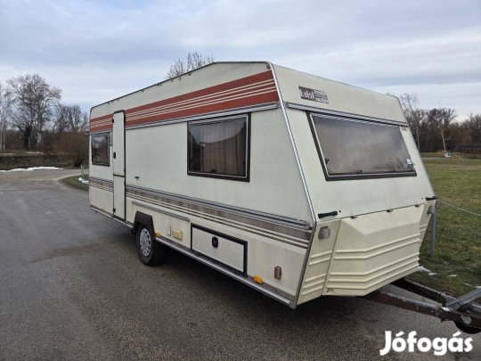Lakókocsi normális állapotú, a szállítás megoldható
