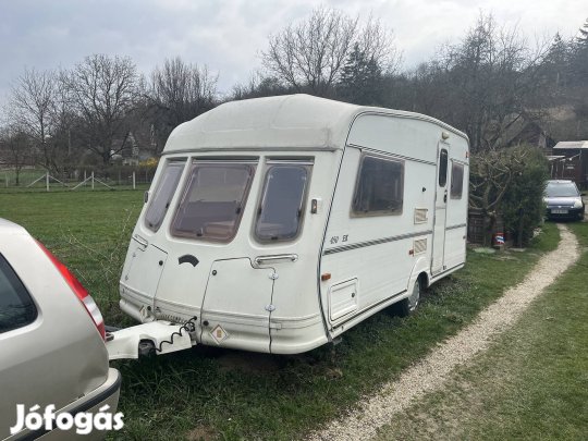 Lakókocsi tusolós wc-s