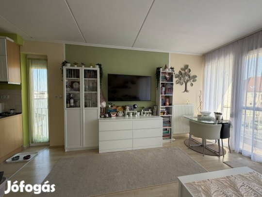 Lakóparki napfényes garzonlakás