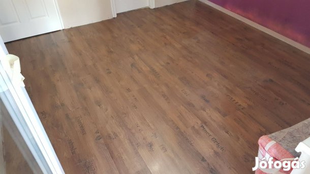 Laminált padló + műanyag kábelcsatornás szegély