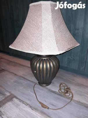 Lámpa apróbb sérülésekkel eladó, az ár megbeszélés alapján alkuképes