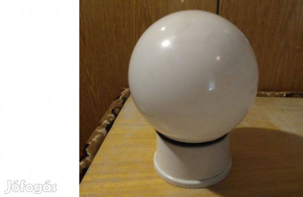 Lámpatest műanyag búrával