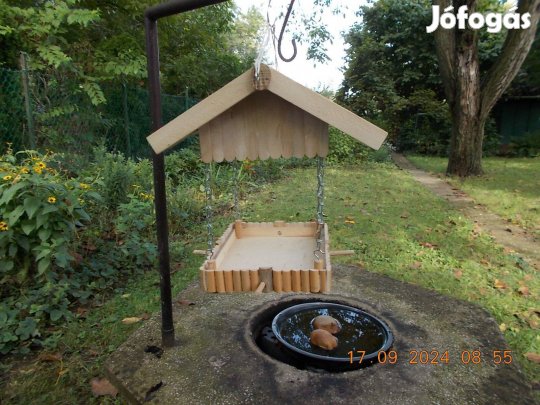 Láncon függő madáretető