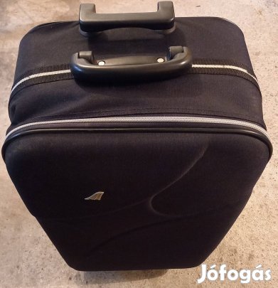 Landor and Hawa márkájú bőrönd