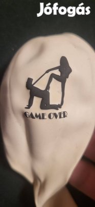 Lánybúcsú lufik "game over" felirattal
