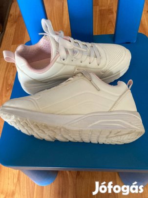 Lányka 31-és Skechers cipő
