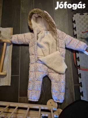 Lányka babaoverál téli