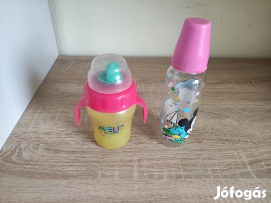 Lányka cumisüveg és csőrös pohár