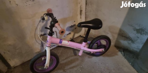 Lányos gyermek futóbicikli