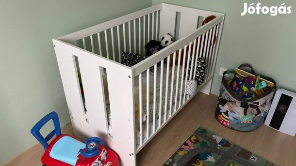 Lapra szerelt babaágy