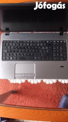 Laptop, monitor, billentyűzet