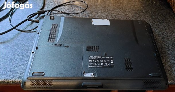 Laptop eladó adatok a képernyőn 