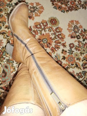 Lasocki márkájú női nyers színű bőrcsizma új viselőjét keresi