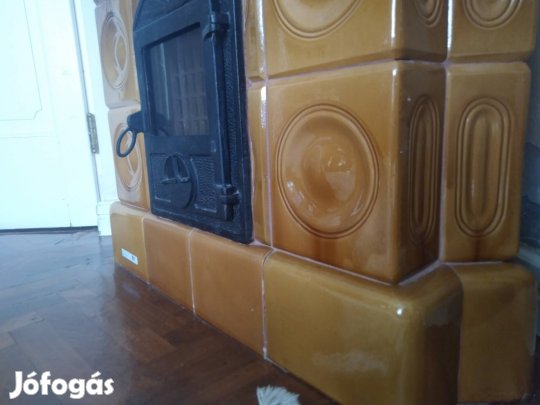 Látvány ajtós cserépkályha, ahogy a fotón látszik